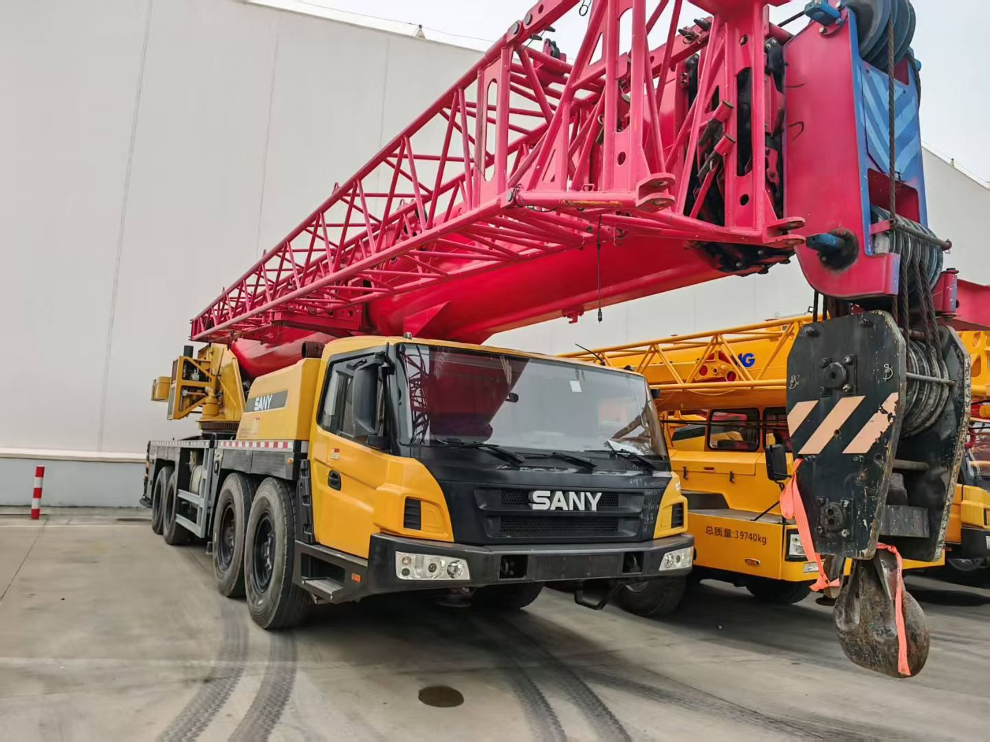 Excavator export breakbulk loading — wheel chocks and underframe reinforcement