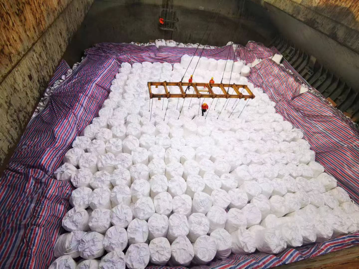 FIBC bulk bag layered stacking — fertilizer and plastic pellet ocean freight solution
